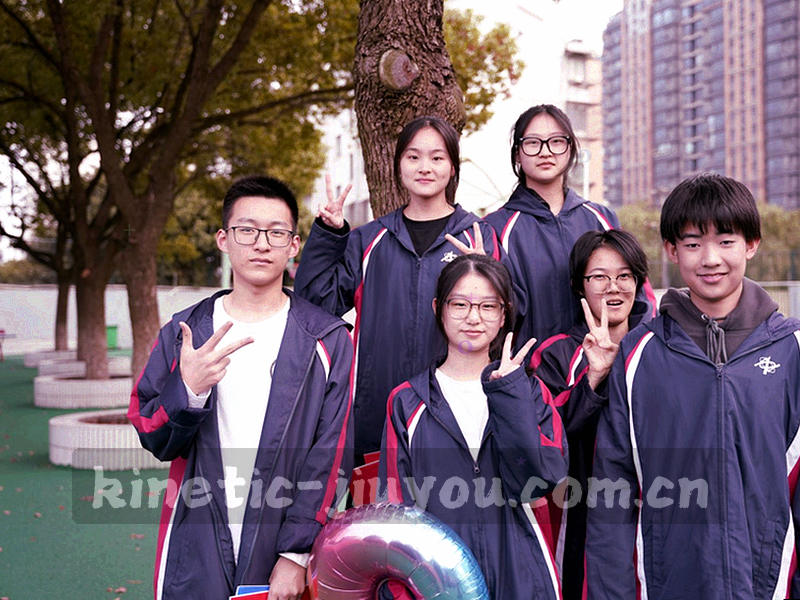 两个多面体交错、边缘发光的抽象几何图形，象征九游Kinetic竞技场的数据规则