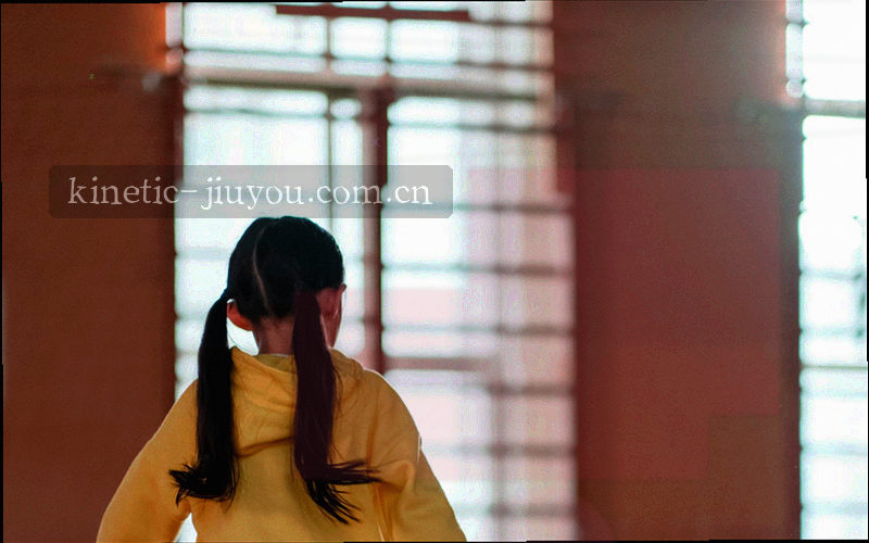 左右并排的射门数据条形图，主队射门14次射正7次，客队射门9次射正4次